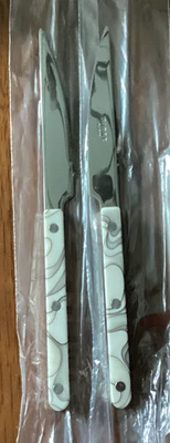 Juego de 2 cuchillos de cena Sabre BISTROT DUNE IVORY cubiertos de acero inoxidable sin usar 9 3/8" Foto 1 de 3