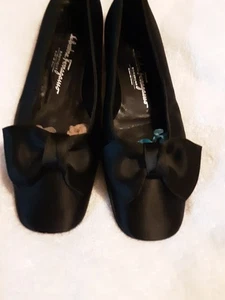 Salvatore Ferragamo Pajarita Negra 1" Tacón Formal Satén Sin Cordones Damas Talla 7.5 - Imagen 1 de 12