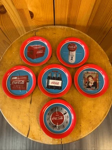 JUEGO DE 6 BANDEJAS POSAVASOS COCA COLA METAL PUBLICIDAD VINTAGE SIN USAR 31/2" (5 - Imagen 1 de 8