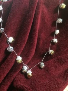 Weihnachtsgirlande 28" Silber & Gold Feiertag Glocken 1 Zoll breit - Bild 1 von 5