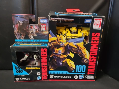 Hasbro Transformers Rise Of The Beasts Deluxe Class Studio Bumblebee + Ravage Cover