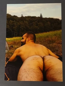 5x7 Zoll Foto - Hübscher behaarter Po Mann Camping auf Wiese - Gay Interesse - Bild 1 von 5