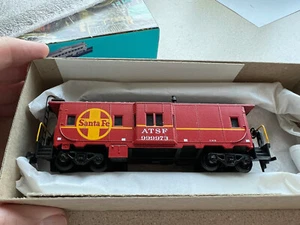 ATHEARN HO TREN VENTANA BAHÍA FURGÓN FURGÓN SANTA FE ATSF 999973 ARTÍCULO # 1286 OB - Imagen 1 de 11