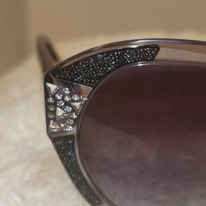 BEBE BB 7222 500 CRYSTAL PLUM SWAROVSKI DESIGNER SONNENBRILLE 57-17 - Bild 1 von 10