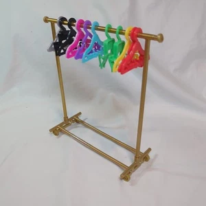 Perchero con perchas Rainbow High para muñeca estudio de moda dorado - Imagen 1 de 8