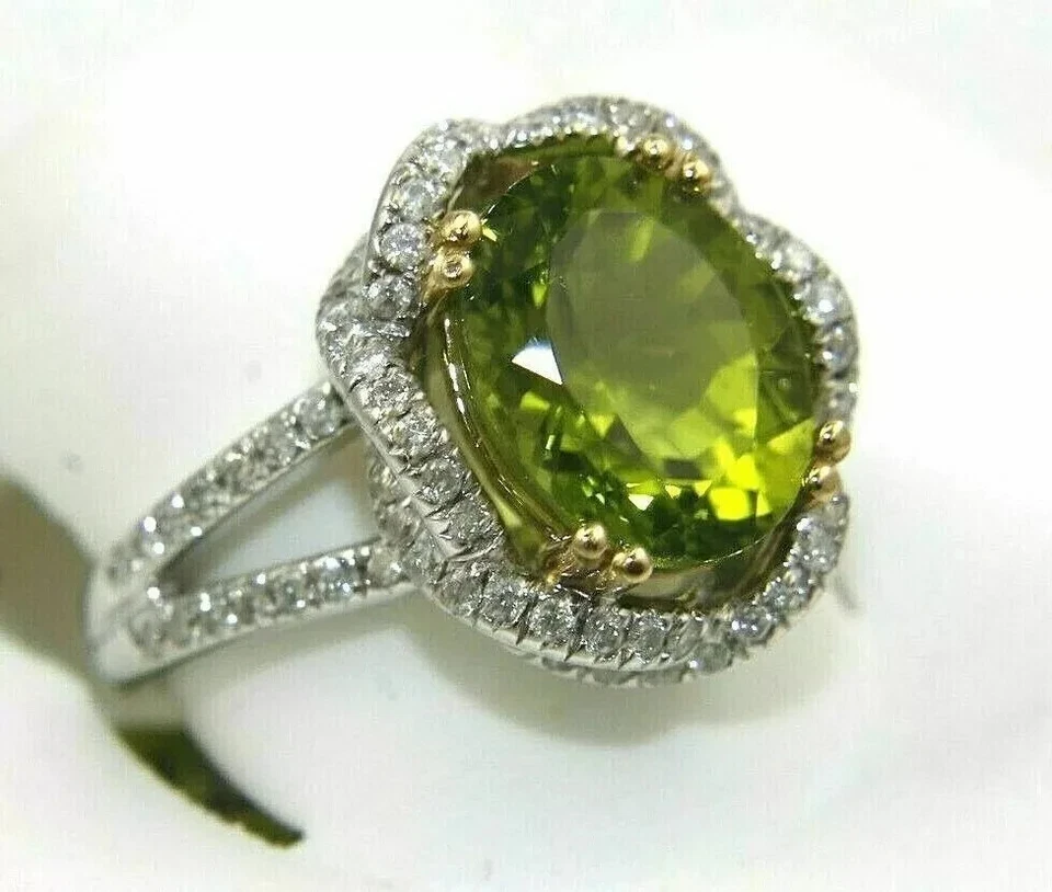 Anillo de compromiso de peridoto verde creado en laboratorio de corte ovalado de 4 quilates acabado dorado de dos tonos de 14 quilates Foto 1 de 3