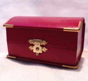 VTG RED SMALL TRINKET BOX w/GOLD TONE ACCENTS-3"L x 1 5/8" T X 2" DEPTH - Picture 1 of 8