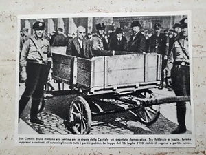 Ritaglio Giornale 2 Camice Brune mettono alla berlina un Deputato Democratico  - Picture 1 of 1