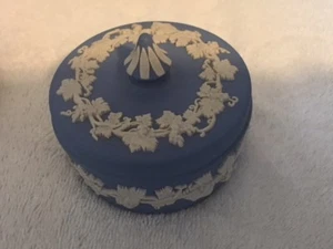 WEDGWOOD Etruria & Barlaston Queenswear Porcelain covered box - Picture 1 of 3