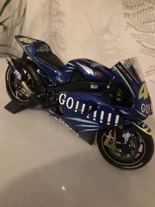 Minichamps 1/12 Valentino Rossi Yamaha M1 #46 Gauloises Fortuna MotoGP 2004 - Picture 1 of 7