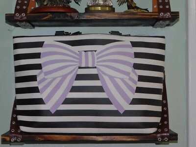 BOLSO DE MANO BETSEY JOHNSON BLANCO Y NEGRO CON LAZO ESTAMPADO MORADO ~ IMITACIÓN CUERO SAFFIANO Foto 1 de 4