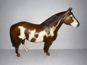 Estatuilla de caballo marrón castaño pintura famosa montaje amarillo Breyer de colección hecha en EE. UU. - Imagen 1 de 13