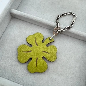 Hermès Hermes Vierblättriges Kleeblatt Schlüsselanhänger Leder Anhänger Tasche Accessoire ohne Box gebraucht - Bild 1 von 9