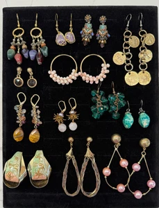 Konvolut 13 Paar moderne Ohrringe - Statement Tropfen, künstlerisch, Edelstein, goldfarben - Bild 1 von 9