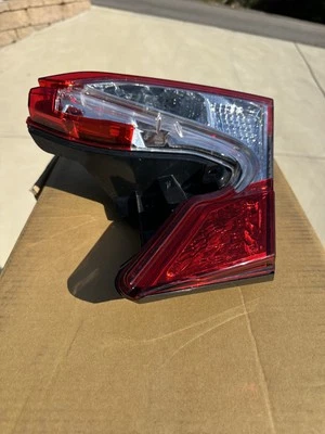 Б/у оригинальная резервная лампа на крышке правой стороны для Toyota C-HR XLE 2018-2022 годов выпуска - Изображение 1 из 4