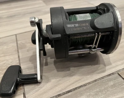 Carrete de pesca Okuma Classic Pro CL 302L nivel convencional viento con arnés de caña Foto 1 de 4