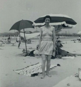 Frau Badeanzug Rock auf Strand Regenschirm schwarzweiß Foto 3 x 4,25 - Bild 1 von 3