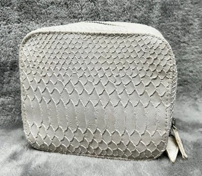 Estuche organizador de maquillaje texturizado estampado piel de serpiente blanco roto Trish McEvoy Foto 1 de 4