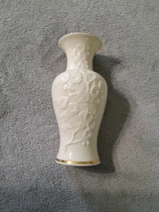 Lenox geprägte Blumenvase mit Goldrand 6 1/2 Zoll Ming Blüte - Bild 1 von 3