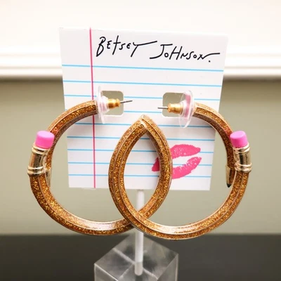 Серьги Betsey Johnson книга умные карандаши блестящая эмаль обручи розовые ластики - Изображение 1 из 4