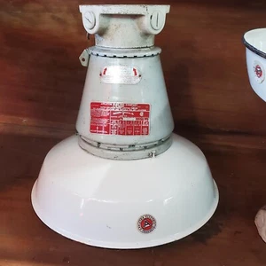 VINTAGE APPLETON ELECTRIC LAMP WHITE ENAMEL SHADE EXPLOSON PROOF INDUSTRIAL - Picture 1 of 13