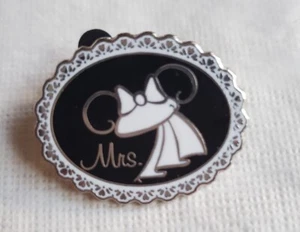 Minnie Mouse Veil Mrs Wedding Bride Disney Pin Trading - Picture 1 of 1