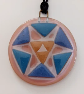 Higgins Fused Art Glass Pendant Necklace MCM Multicolor Abstract 2  5/8" SIGNED - Zdjęcie 1 z 3