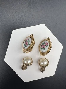 2 Paar Vintage Avon Ohrringe goldfarben rosa Blumen Kunstperlen Clip-On - Bild 1 von 5