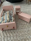 Vintage rosa Miniatur Puppenhaus Schlafzimmer Set mit Spielzeugkiste süß!