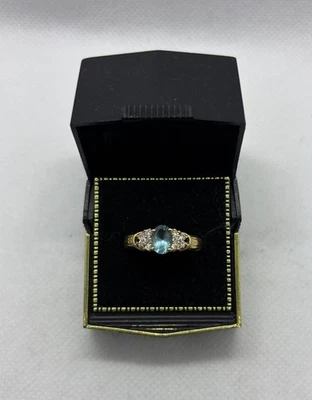 Anillo de oro lleno de 18kt con gema ovalada azul claro y cristales pequeños Talla 7 Foto 1 de 4