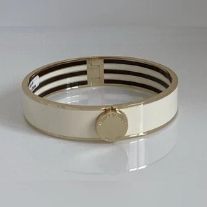 Henri Bendel 1895 schmal aufklappbarer Emaille Armreif in Weiß & Gold - Bild 1 von 7