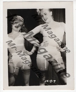 Vintage Risqué B&W Pinup 4"x3" Sexy Käsekuchen Blond Dessous Freunde XP-401 - Bild 1 von 1