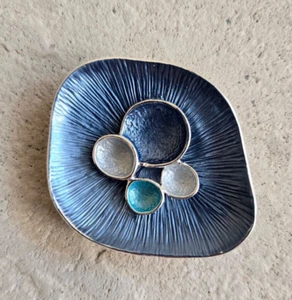 Broche magnético circular plateado abstracto, azul. Bufanda libre de alfileres, broche de ropa - Imagen 1 de 6