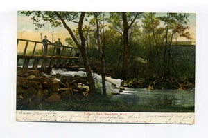 Postal Mansfield MA 1906, niños de pie en la presa de Fulton, agua corriendo - Imagen 1 de 2