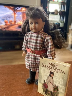 Mini muñeca American Girl Samantha, vestido de guinga de 6 pulgadas, cabello castaño Foto 1 de 3