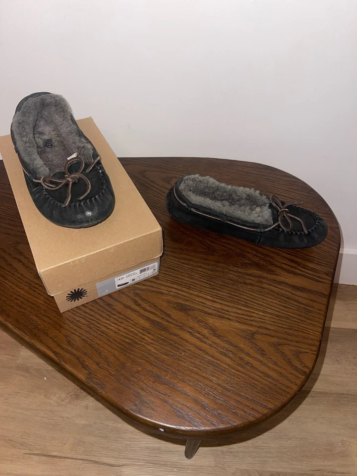 Zapatillas de mocasín UGG Dakota - Forro negro/carbón - Para mujer talla 9 Foto 1 de 4