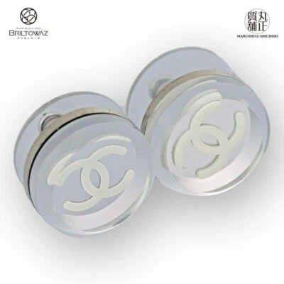 Серьги-гвоздики с логотипом CHANEL CC серебристые и белые - Изображение 1 из 4