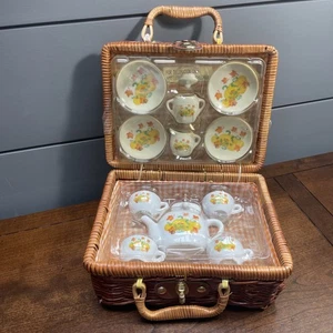 Juego de té de cerámica en miniatura para niños en cesta de picnic de mimbre otoño Pumpkind de colección raro - Imagen 1 de 11