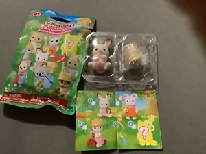 Sylvanian Families Calico Critters coniglietto bambino con accessori bianco coniglietto brezza - Foto 1 di 4