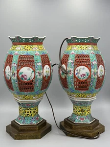 Par de linternas antiguas de porcelana reticulada rosa familiar china del siglo XIX de 14" - Imagen 1 de 15