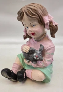 Figura de conejo niña y conejito en plena floración de resina 10,5 x 6,5 - Imagen 1 de 4