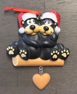 Schwarzbär Paar Familie 2 auf Baumstamm Hände haltend personalisierbar Ornament - Bild 1 von 1