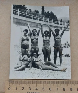 Schöne Frauen Bikini Paar verliebt Freundinnen umarmt hübsche Mädchen Vintage Foto - Bild 1 von 3
