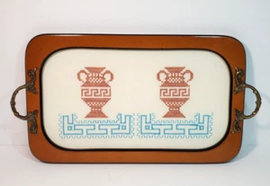 Vintage Holz Serviertablett Metallgriffe bestickt griechische Urnen Vasen & Glasdeckel - Bild 1 von 16