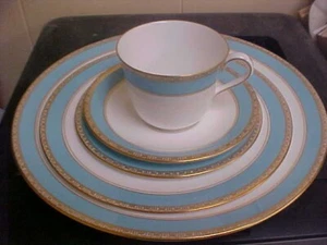 Royal Crown Derby Fifth Avenue 5 Piece Place Setting(s) - Picture 1 of 3