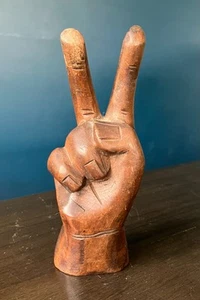 Geschnitzte Holzhand: Peace Zeichen - dekorative Holzfigur, ca. 6 Zoll - Bild 1 von 12