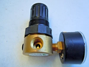 SPEEDAIR 4ZM06 LUFTREGLER 400 PSI 1/4" NPT MIT DRUCKMESSGERÄT. - Bild 1 von 3