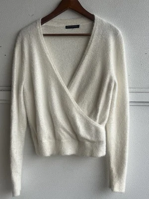 Suéter mullido Banana Republic Aire imitación envoltura pestañas delanteras marfil para mujer mediano” Foto 1 de 4