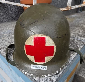 Rot Kreuz US Army Stahlhelm mit Wappen wohl aus dem 2. Weltkireg Sanitäter Innen - Picture 1 of 24