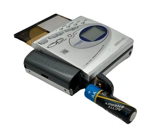Sharp MD-SR70 MiniDisc Recorder - con Sony MiniDisc K14 - Foto 1 di 11